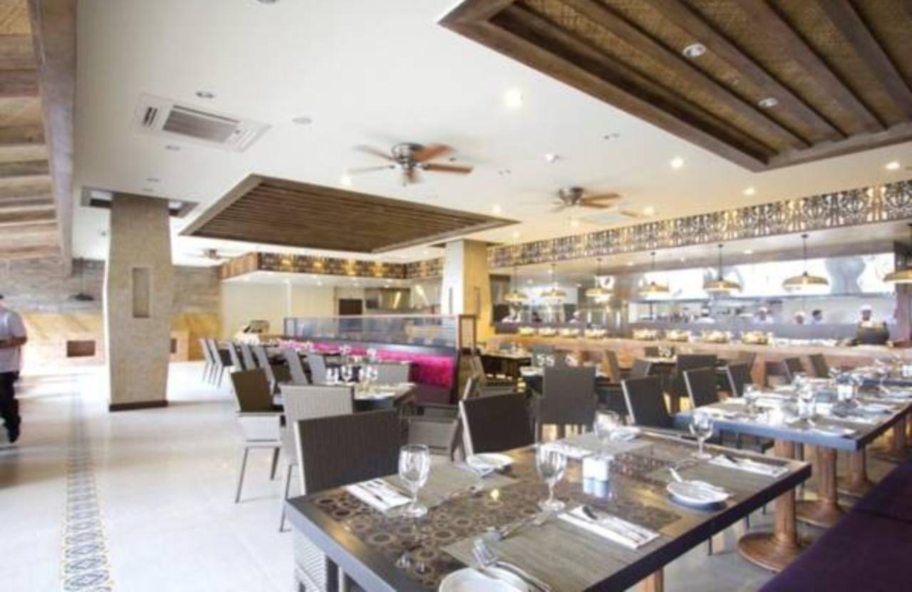 The Bellevue Resort Panglao Exterior foto The interior of the restaurant