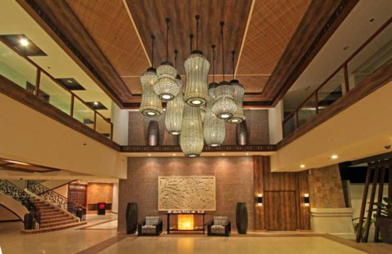 The Bellevue Resort Panglao Exterior foto The lobby of the hotel