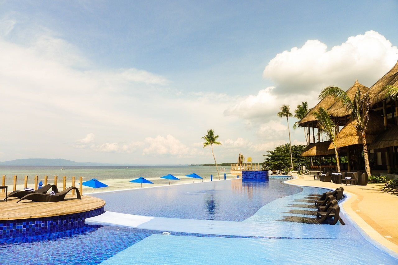 The Bellevue Resort Panglao Exterior foto Infinity pool at the beach